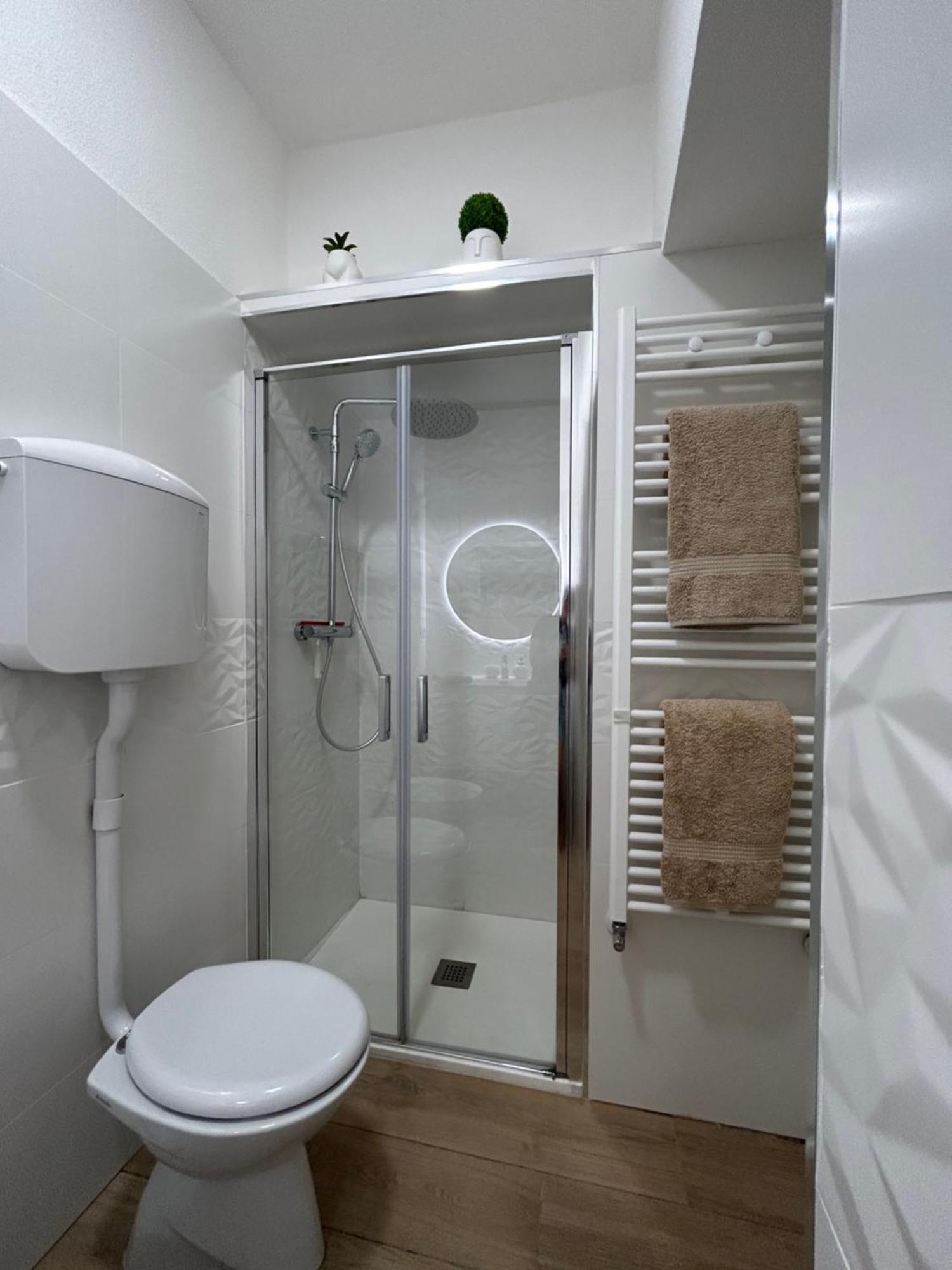 V&C Home Rental Specialist Appartamenti Fronte Lago Maggiore Germignaga エクステリア 写真